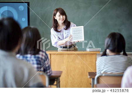 自由研究の発表をする小学生 43255876