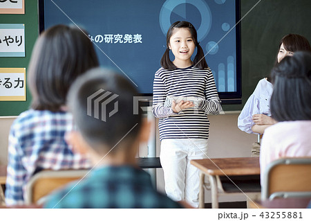 自由研究の発表をする小学生 自由研究の発表をする小学生 43255881