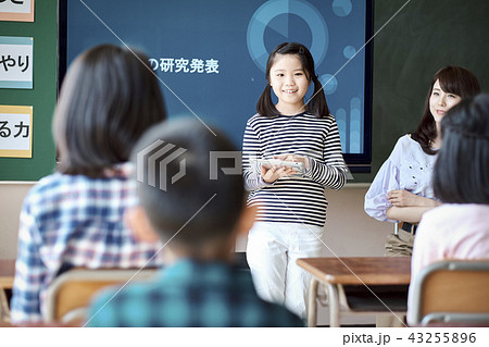 自由研究の発表をする小学生 43255896