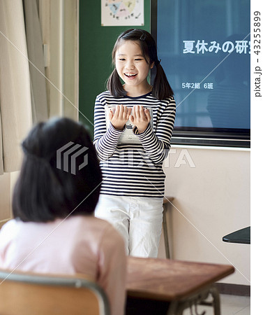 自由研究の発表をする小学生 自由研究の発表をする小学生 43255899