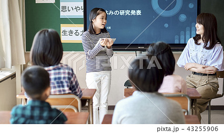 自由研究の発表をする小学生 自由研究の発表をする小学生 43255906
