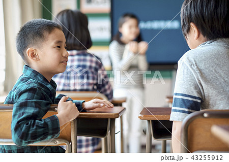自由研究の発表をする小学生 自由研究の発表をする小学生 43255912