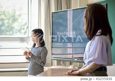 自由研究の発表をする小学生 自由研究の発表をする小学生 43255930