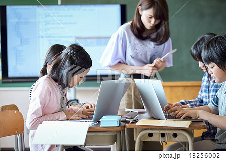 小学校のIT教育　授業風景 43256002
