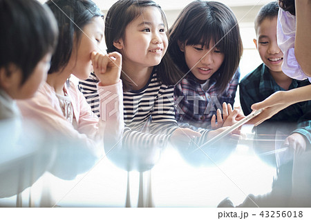 小学校のIT教育　授業風景 43256018