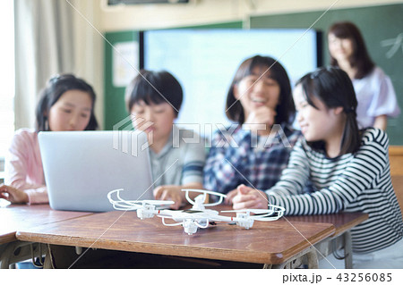 小学校のIT教育　授業風景 43256085