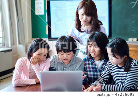 小学校のIT教育　授業風景 43256095