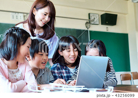 小学校のIT教育　授業風景 43256099
