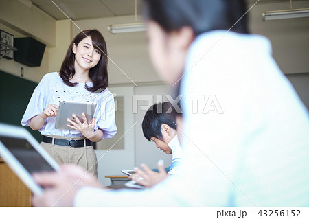 小学校のIT教育　授業風景 43256152