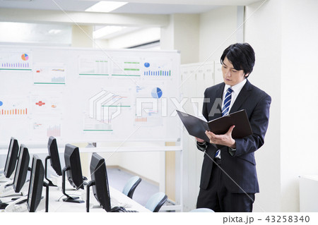 ビジネス パソコン オフィス ビジネスマン 男性 ビジネス パソコン オフィス ビジネスマン 男性 43258340