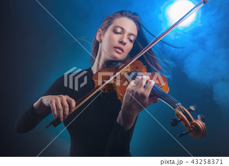 Violinist 43258371