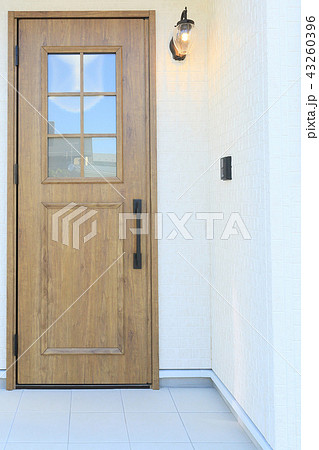 モデルハウスのお洒落な玄関ドアの写真素材