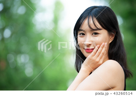 若い女性 韓国人 森 43260514
