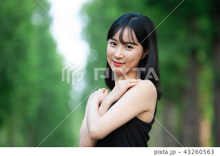若い女性 韓国人 森 43260563