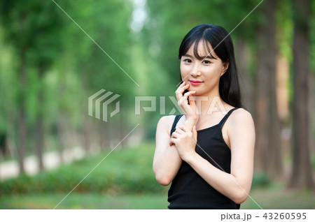 若い女性 韓国人 森 43260595