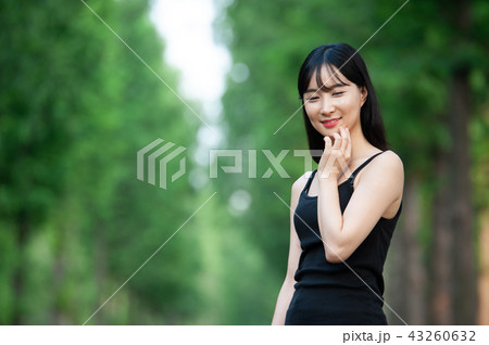 若い女性 韓国人 森 43260632