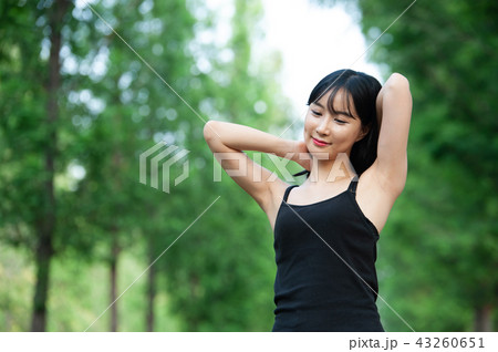 若い女性 韓国人 森 43260651