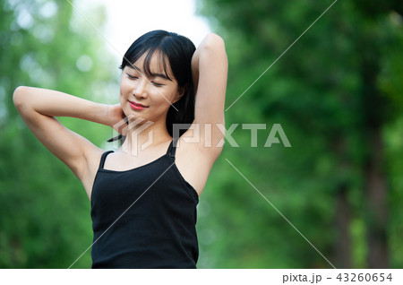 若い女性 韓国人 森 43260654