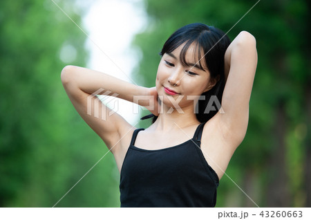 若い女性 韓国人 森 43260663