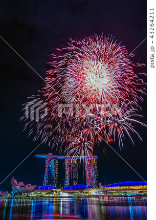 【絶景】シンガポール・マリーナベイサンズホテルと花火  【絶景】シンガポール・マリーナベイサンズホテルと花火  43264211