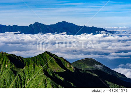 権現岳と鳳凰三山　赤岳山頂より 43264571
