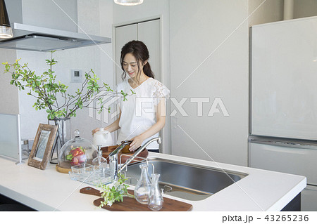 お茶を淹れる女性 お茶を淹れる女性 43265236
