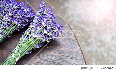 Lavender bouquet on wood table 43265982