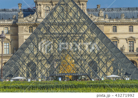Pyramid of Louvre close up Pyramid of Louvre close up 43271992