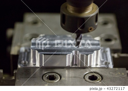 フライスで部品加工 43272117