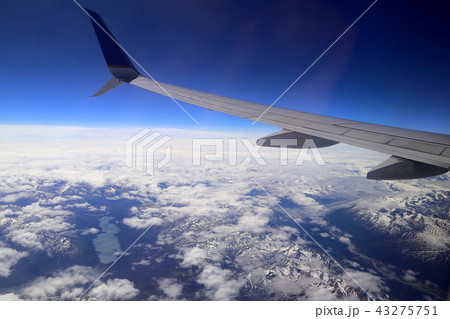 カナダとアメリカ（アラスカ）の国境付近の上空から見た北アメリカ大陸 43275751