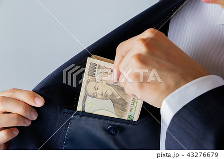 ビジネス 裏金 札束 賄賂 不正イメージ ビジネス 裏金 札束 賄賂 不正イメージ 43276679