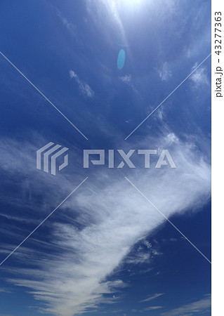 自然 気象 肋骨雲、直線状に伸びた雲の先にうっすらとハロが出現しています 自然 気象 肋骨雲、直線状に伸びた雲の先にうっすらとハロが出現しています 43277363