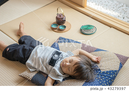 蚊取線香　畳　和室　子供 43279397