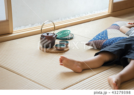 蚊取線香　畳　和室　子供 43279398