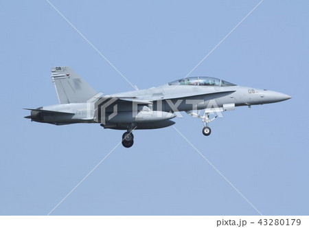 青空を飛行する米海兵隊の空母艦載機F-18Dホーネット戦闘攻撃機 43280179