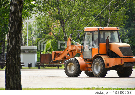 City transport service is engaged in greening city 43280558