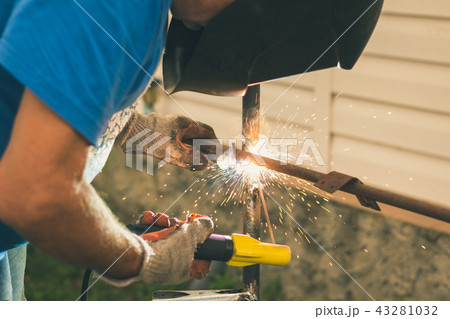 Man works as an electric welder his summer cottage 43281032
