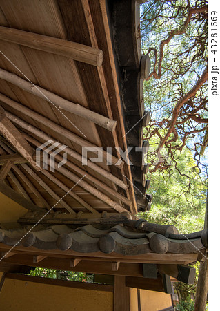 軒下 屋根 ひさし 日本建築 の写真素材