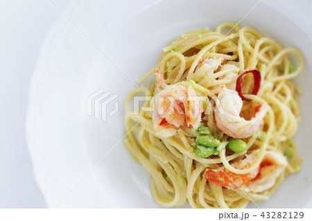 えだまめのクリームソースと海老のスパゲッティの写真素材