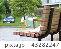 ベンチで昼寝するねこ 43282247