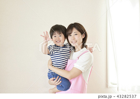 男の子と保育士 男の子と保育士 43282537