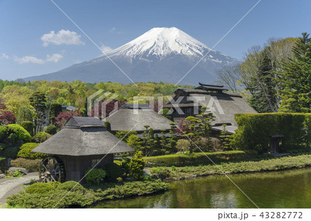 日本の古民家と富士山 於忍野八海 43282772