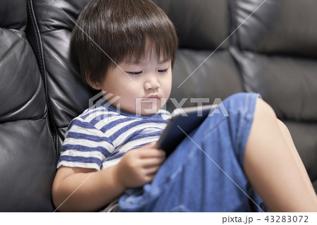 男の子 スマホ 一人遊び 男の子 スマホ 一人遊び 43283072