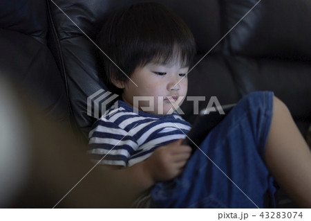 男の子 スマホ 一人遊び 男の子 スマホ 一人遊び 43283074