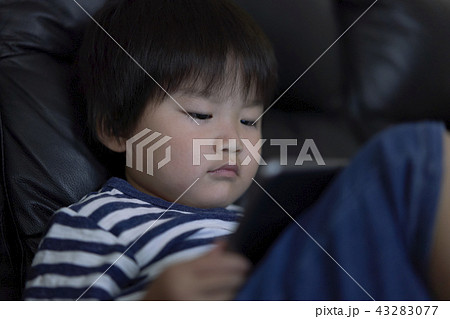 男の子 スマホ 一人遊び 男の子 スマホ 一人遊び 43283077