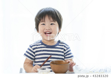 男の子　ご飯 43283320
