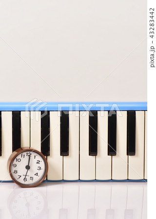 鍵盤ハーモニカと時計 43283442