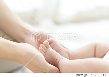 赤ちゃんの足 赤ちゃんの足 43283813