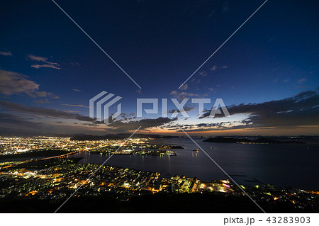 夜景　香川の観光スポット屋島山上からの高松市街並みと瀬戸内海の眺め2018年8月撮影 43283903