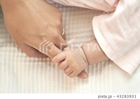 赤ちゃんの手 の写真素材